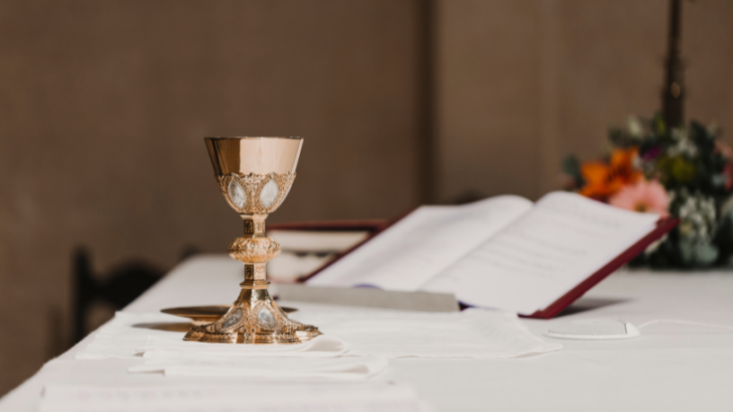 Descubra com Jose Eduardo De Oliveira e Silva como a comunhão dos santos intercede e nos envia graça.