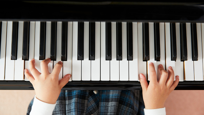 O piano como metáfora revela como constância e equilíbrio moldam escolhas, observa Hebron Costa Cruz de Oliveira.
