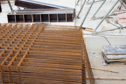 Valderci Malagosini Machado explica os critérios para aplicar painéis nervurados em pavimentos amplos, mantendo rigidez e otimizando insumos.