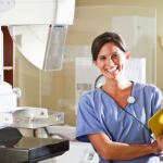 Entenda como a evolução da imagem tridimensional está transformando a segurança no diagnóstico mamário, com a análise de Vinicius Tadeu Sattin Rodrigues sobre os novos padrões da área.