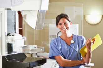 Entenda como a evolução da imagem tridimensional está transformando a segurança no diagnóstico mamário, com a análise de Vinicius Tadeu Sattin Rodrigues sobre os novos padrões da área.