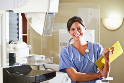 Entenda como a evolução da imagem tridimensional está transformando a segurança no diagnóstico mamário, com a análise de Vinicius Tadeu Sattin Rodrigues sobre os novos padrões da área.