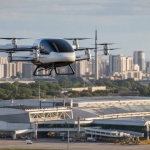 Aeronave elétrica eVTOL sobre uma área urbana brasileira, sem textos, logotipos ou elementos legíveis
