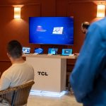 Apresentação de tablets e novas tecnologias em um showroom moderno.