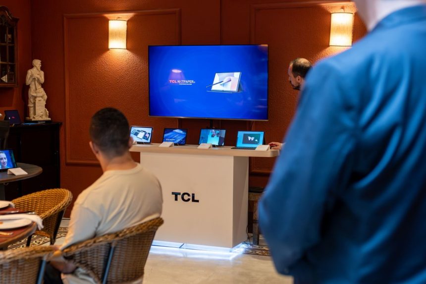 Apresentação de tablets e novas tecnologias em um showroom moderno.