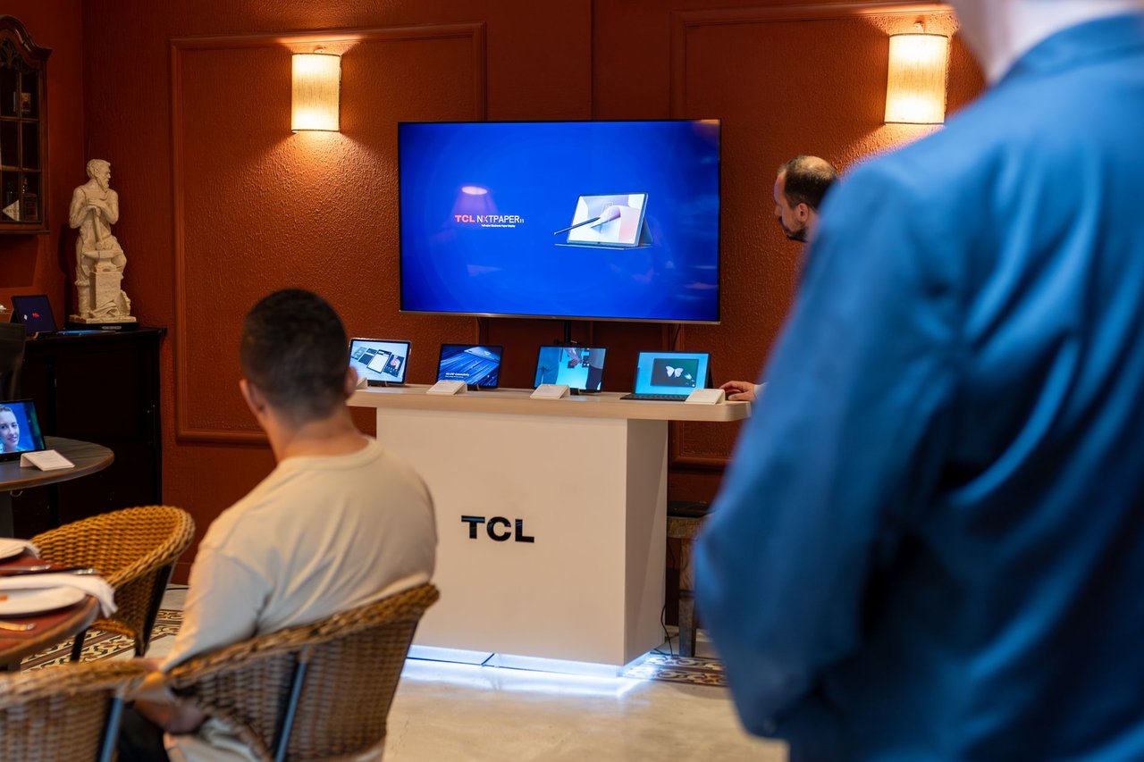 Apresentação de tablets e novas tecnologias em um showroom moderno.