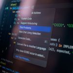 Tela de computador exibindo código e um menu de ações de inteligência artificial em um ambiente de desenvolvimento de software
