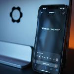 Smartphone exibindo uma interface de conversa com inteligência artificial.
