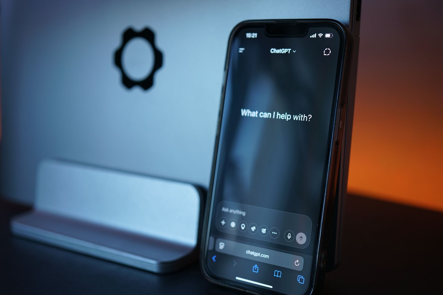 Smartphone exibindo uma interface de conversa com inteligência artificial.